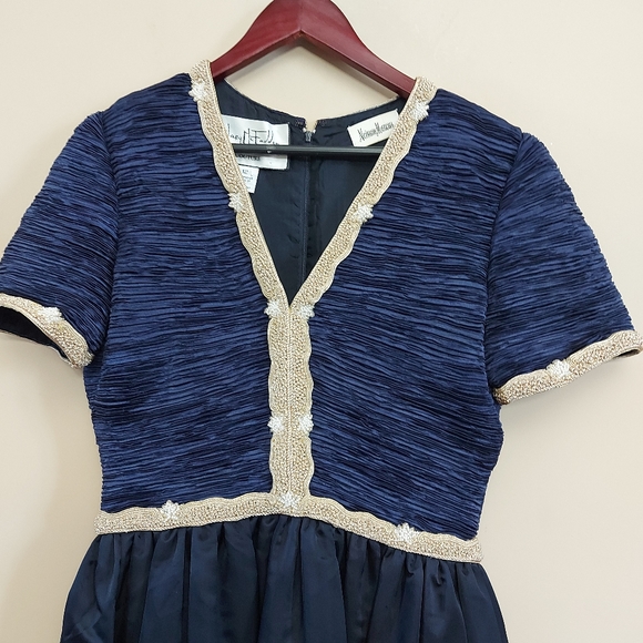 Mary McFadden Navy Gown with short sleeves and beaded trim - Picture 6 of 9